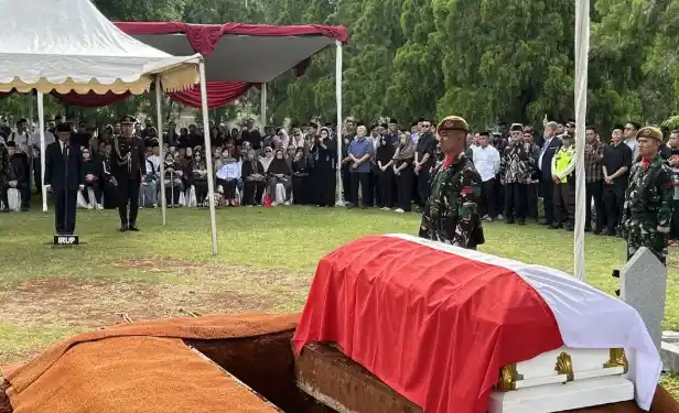 Pemakaman diplomat senior Hasjim Djalal di Taman Makam Pahlawan (TMP) Kalibata, Jakarta pada Senin (13/1/2025). (Foto: ANTARA)