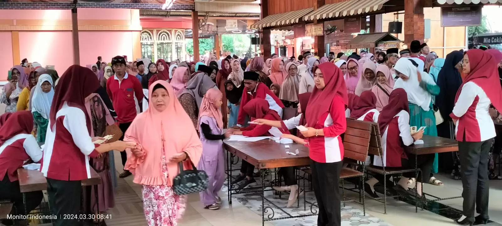 Pembagian THR kepada jamaah pengajian (Foto: MI/JK)