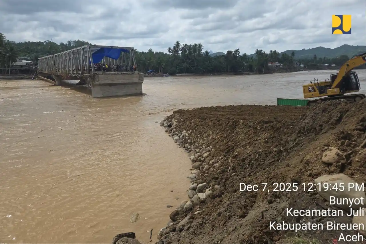 Kementerian PU melakukan pemasangan Bailey atau jembatan sementara di Bireuen, Aceh. PU/MI