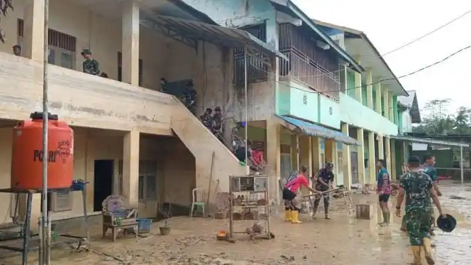 Kementerian Pekerjaan Umum (PU) bersama BUMN, TNI melakukan pembersihan sarana pendidikan di Kabupaten Aceh Tamiang, Aceh.