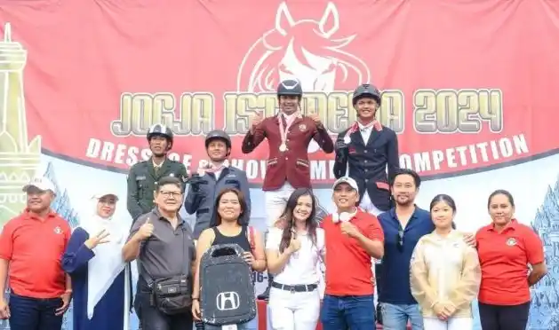 Pemenang kejuaraan KHI Jogja Istimewa 2024 Yanyan Hadiansyah (tengah) berfoto setelah berlomba (Foto: Antara)