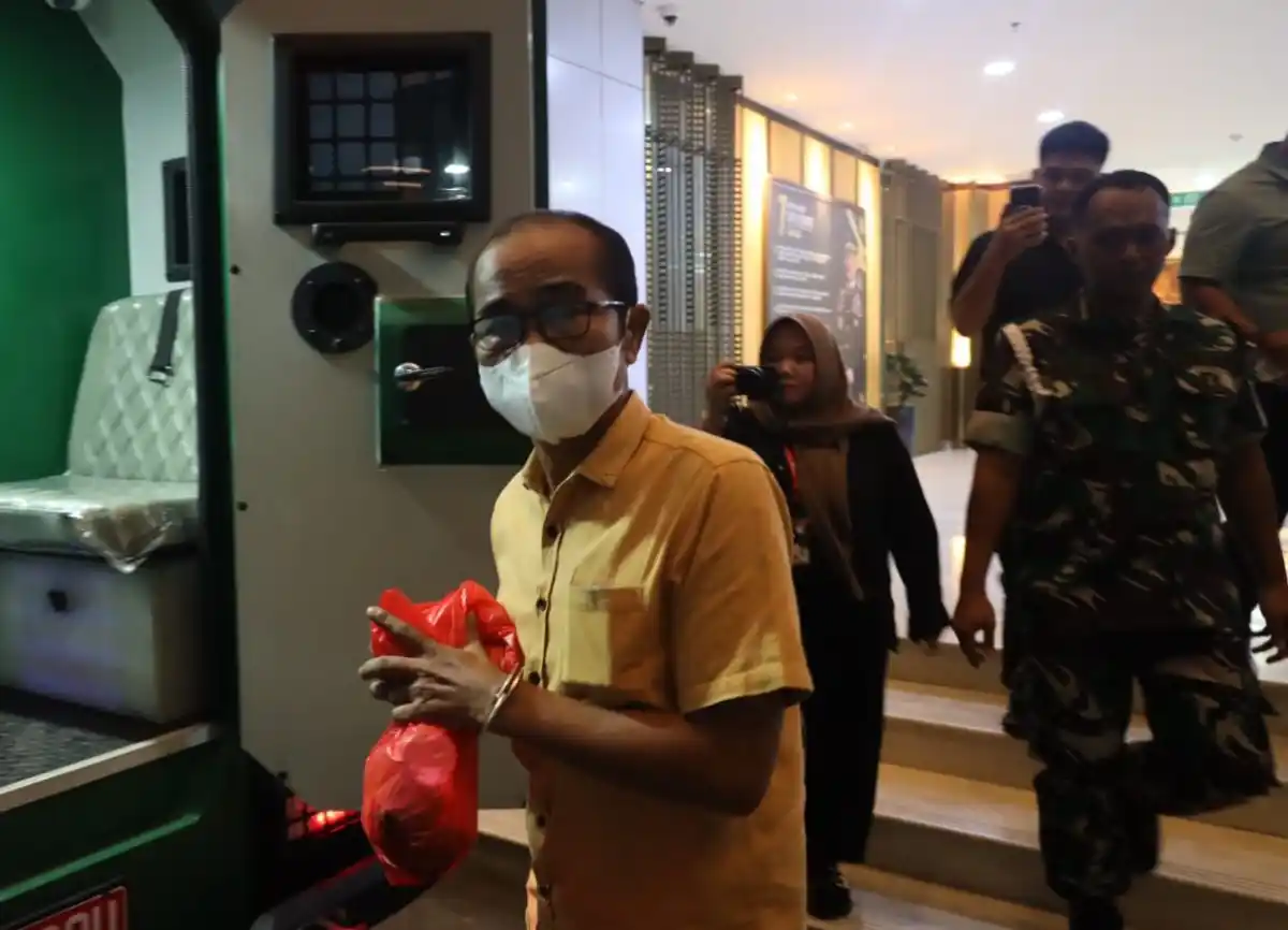 LSN saat memasuki mobil tahanan (Foto: Dok MI)