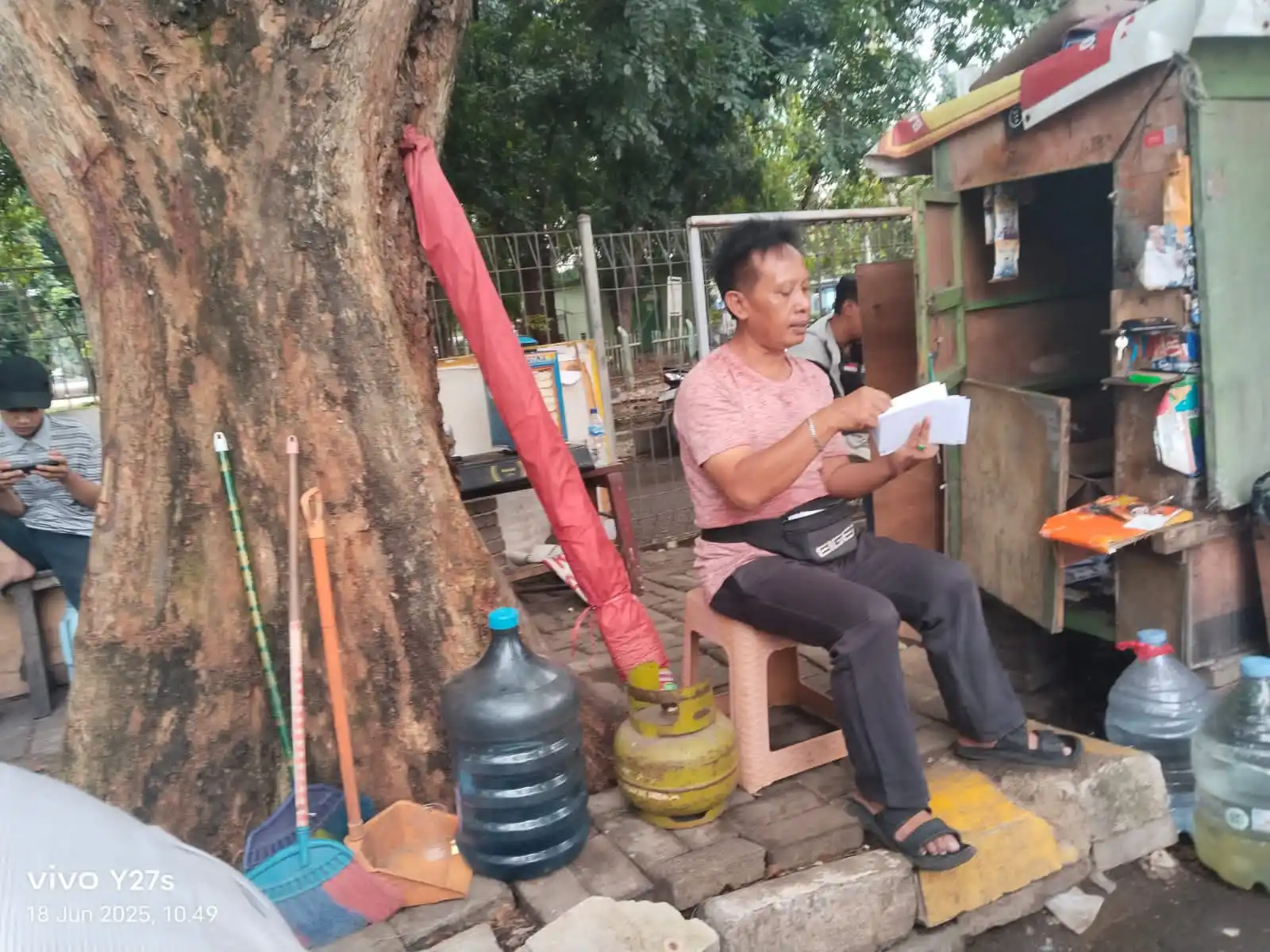 Pemilik Warung Mengaku Ditugaskan Petugas SATPAS SIM, Herman Bagi-Bagi Amplop Berisi Uang (Foto/Dok MI)
