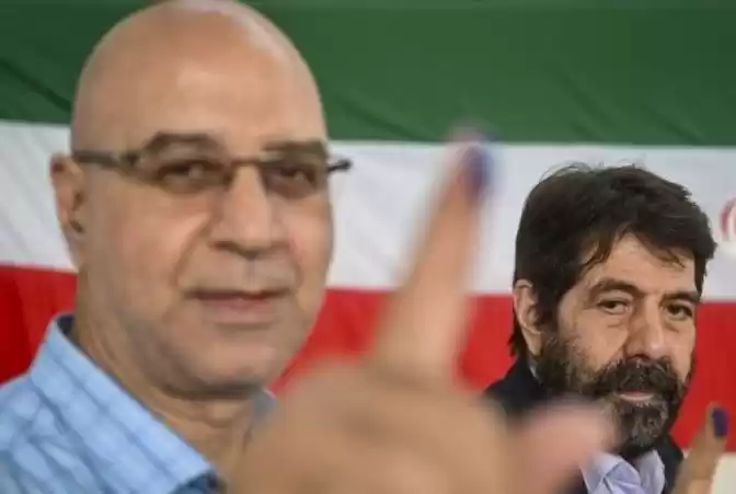 Dua warga Iran menunjukan tinta di jarinya usai malakukan Pemilu Presiden di Gedung Diplomatik Iran, Jakarta, Jumat (28/6/2024). ANTARA FOTO/Erlangga Bregas Prakoso/Spt