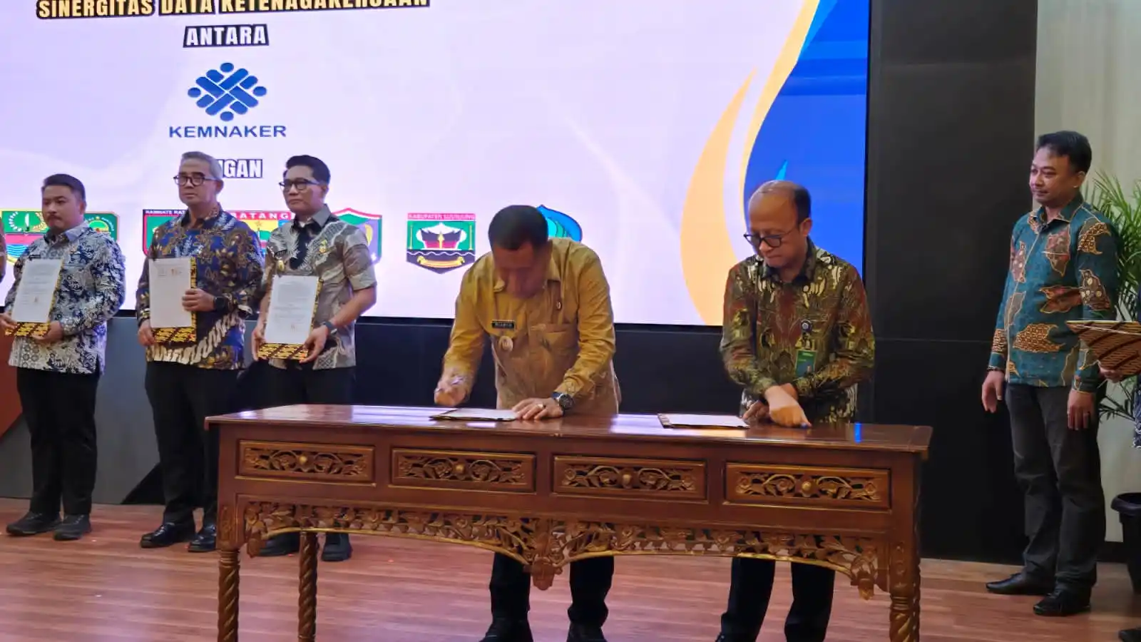 Pemkab Asahan melakukan penandatanganan kerjasama dengan Kementerian Ketenagakerjaaan RI (Foto: Ist)