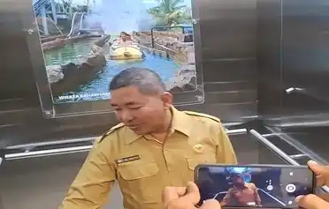 Kabag Hukum Pemkab Lamongan, M. Ro'is, saat menjawab pertanyaan wartawan terkait pemeriksaan yang dilakukan KPK di Gedung Pemkab Lamongan, Senin (7/7/2025).