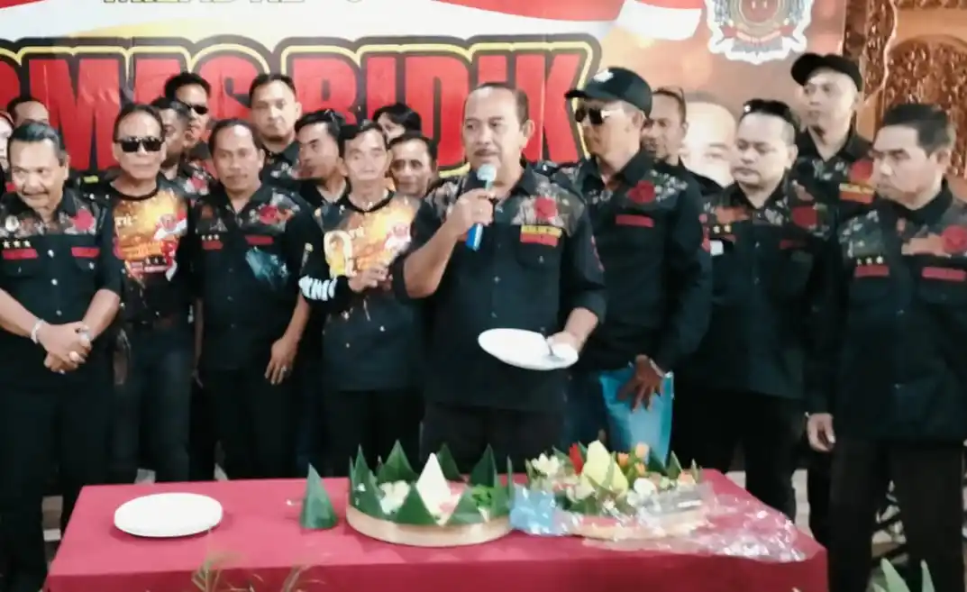 Pemotongan tumpeng dalam perayaan Milad ke-9 Ormas BIDIK di Blitar. (Foto: Dok/JK-MI)