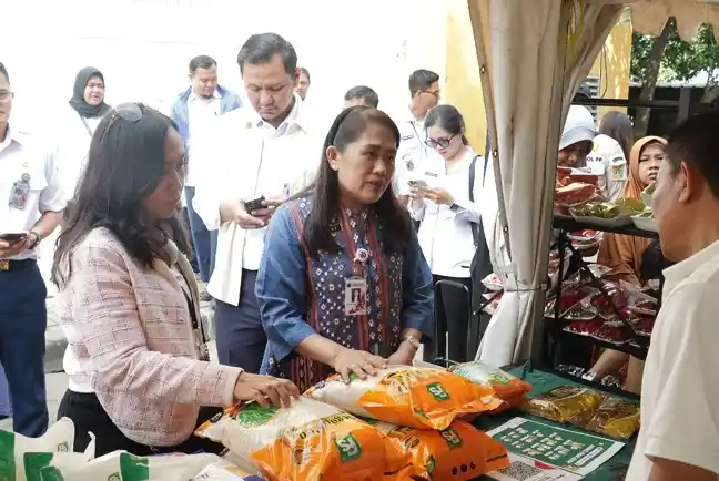 Pemerintah Provinsi DKI Jakarta memastikan ketersediaan bahan pangan pokok tetap aman dan mencukupi menjelang Ramadan dan Idulfitri 2026. Meski konflik global antara AS, Israel, dan Iran berpotensi memengaruhi harga komoditas internasional, stok pangan strategis di Jakarta, termasuk beras, daging, gula, dan minyak goreng, dipastikan berada di atas kebutuhan. Pemprov DKI juga menyiapkan langkah antisipatif untuk menjaga stabilitas pasokan dan harga.