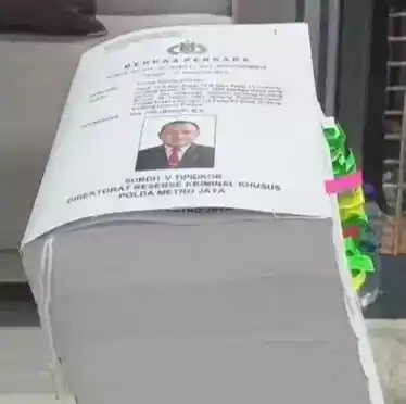 Penampakan tebalnya berkas perkara pemerasan Firli Bahuri yang dilimpahkan ke Kejati DKI oleh penyidik gabungan Polda Metro Jaya dan Bareskrim Polri, Jumat (15/12/2023). (Foto: Dok MI/Aswan)