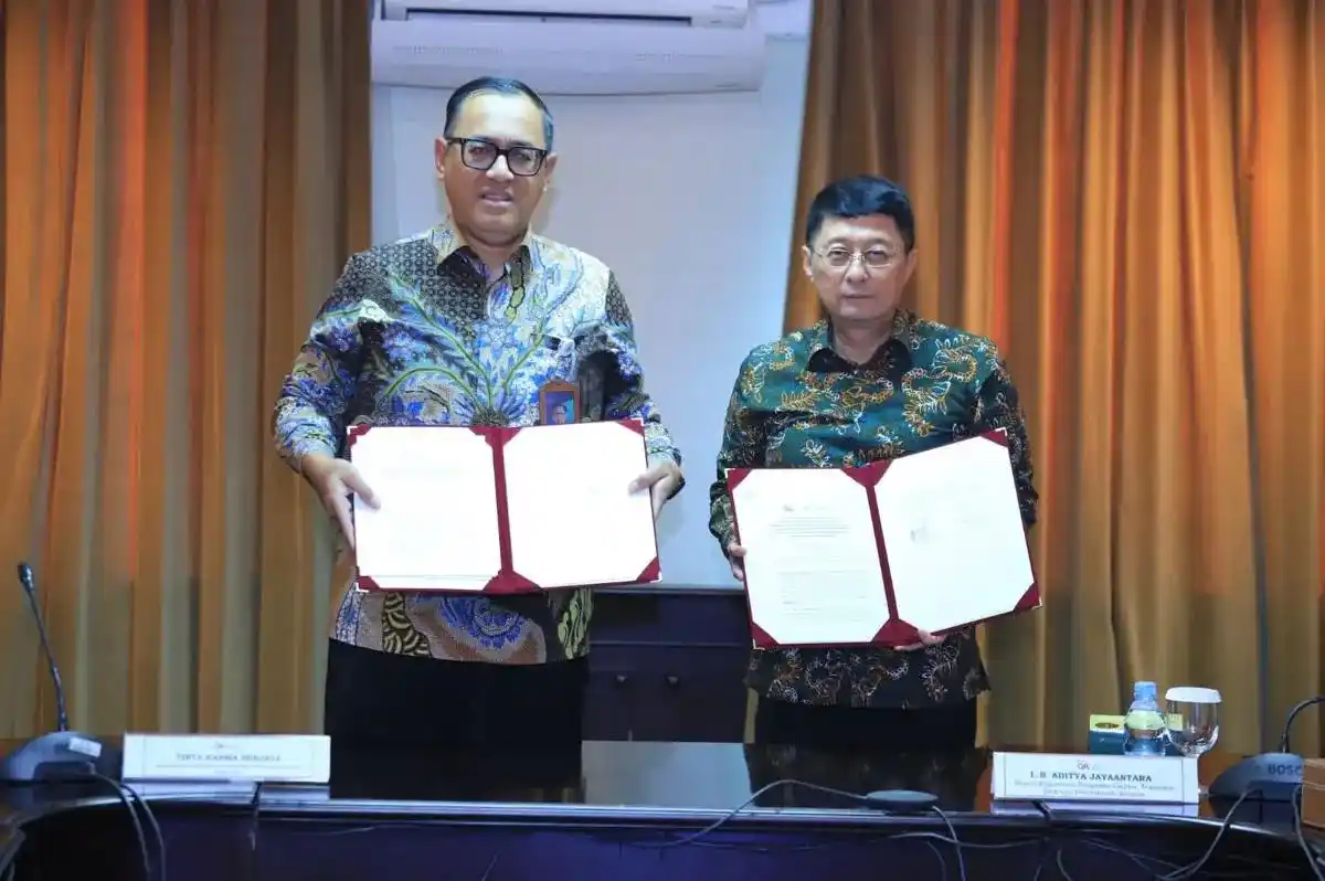 Penandatanganan addendum BAST peralihan tugas pengawasan derivatif keuangan dari Bappebti ke OJK (Foto: Dok OJK)