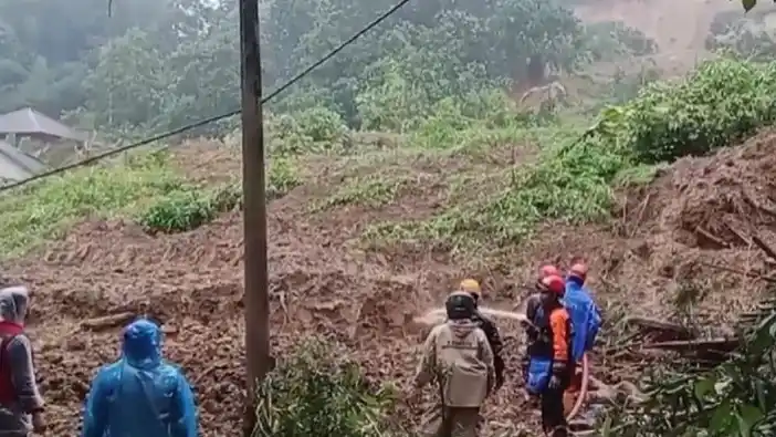 Pencarian Korban Tertimbun Longsor di Sukabumi (Foto: Antara)