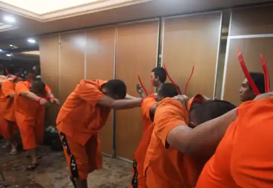 Para tersangka digiring masuk ke mobil tahanan (Foto: Ist)