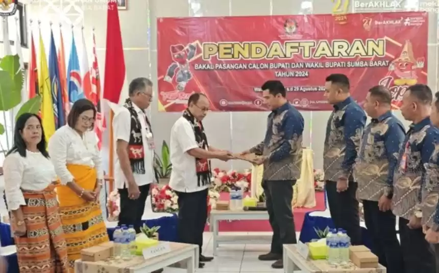 Pendaftaran salah satu calon bupati dan wakil bupati di KPU Sumba Barat. (Foto: Antara)