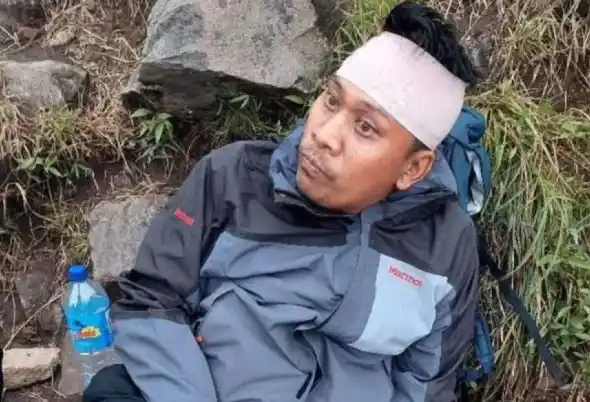 Seorang pendaki warga negara asing (WNA) bernama Nazril (47) asal Negara Malaysia berhasil diselamatkan oleh pemandu setelah tergelincir di puncak Gunung Rinjani di Lombok Tengah, Nusa Tenggara Barat, Sabtu (28/6/2025). [Foto: Doc. Tim Pemandu Pendaki Gunung Rinjani]