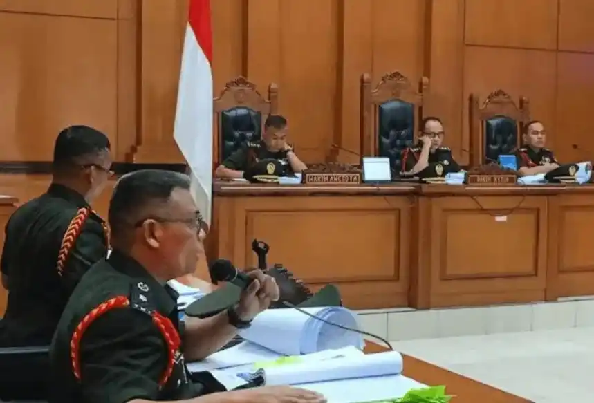 Oditur Militer II-07 Jakarta Mayor Chk Gori Rambe dalam sidang kesaksian Isra alias Ires dan Ajat Supriatna (tidak tampak dalam gambar) dalam sidang lanjutan kasus penembakan bos rental mobil dengan terdakwa tiga anggota TNI Angkatan Laut (AL) di Pengadilan Militer II-08 Jakarta, Jakarta Timur, Kamis (27/2/2025).