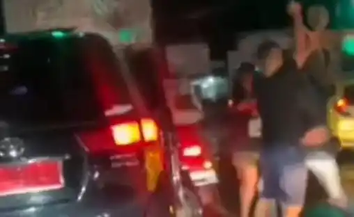 Pengemudi mobil cekcok dengan pengendara motor di kediri (Foto: Screenshot)