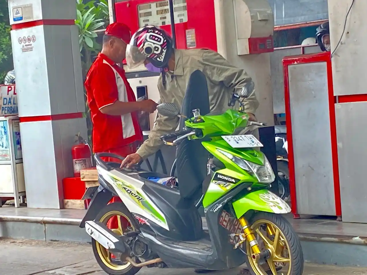 Pengendara sepeda motor sedang mengisi BBM (Foto: Dok MI)