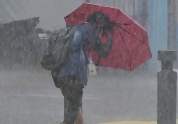 Pengguna Payung saat Hujan (Foto: Ist)