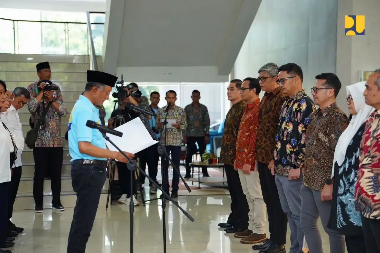 Menteri Pekerjaan Umum, Dody Hanggodo mengukuhkan 9 Dewan Arsitek Indonesia (DAI) 2025-2030, Bandung, Rabu (3/12). (Foto: PU)