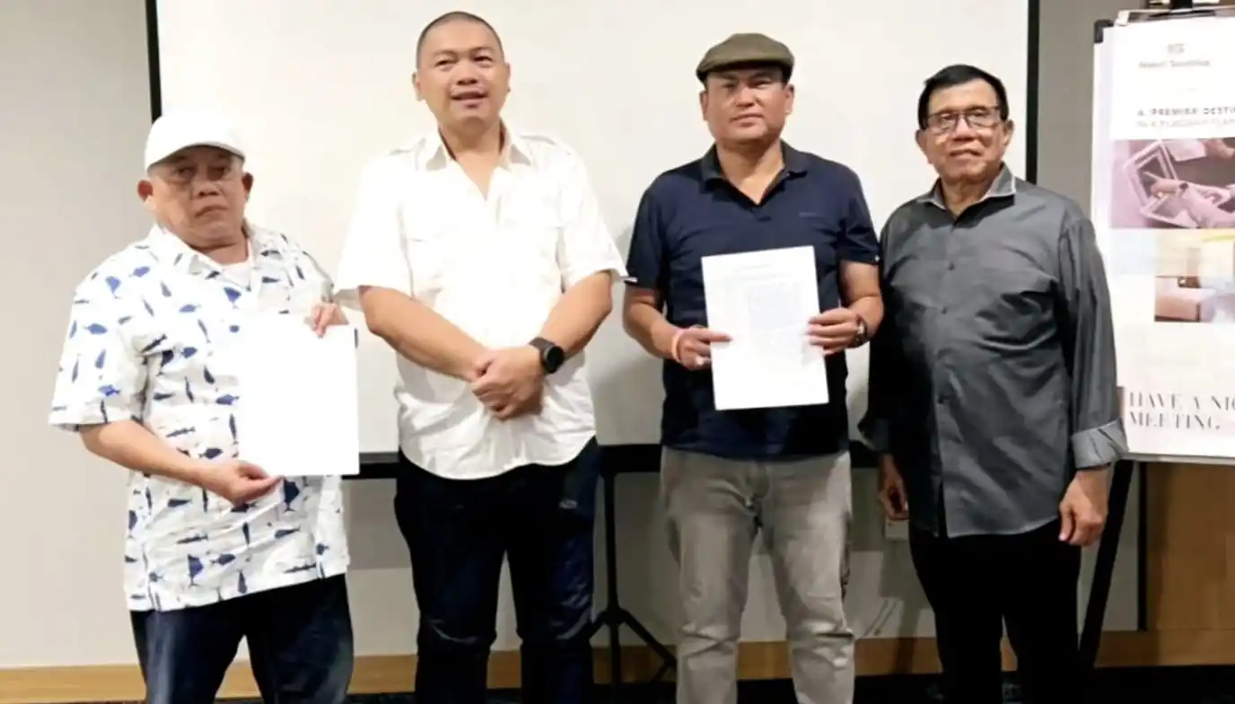 Pengurus PWI Jawa Barat Menunjukan SK Pencabutan Pembekuan Pengurus dan SK Pembekuan Plt Ketua PWI Jabar (Foto: PWI)