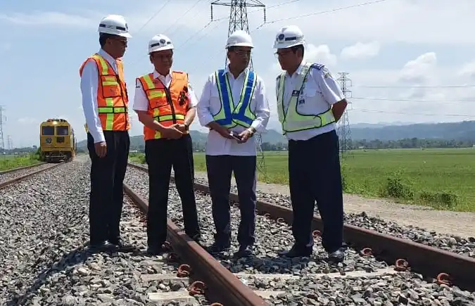 Budi Karya Sumadi didampingi Gubernur Sulawesi Selatan, HM Nurdin Abdullah meninjau progres pembangunan jalur Kereta Api (KA) Lintas Makassar-Parepare, Rabu (20/3/2019).