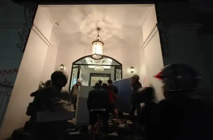 Massa menjarah barang berharga dari rumah anggota DPR, Eko Hendro Purnomo atau Eko Patrio, di Setiabudi, Jakarta Selatan, Sabtu (30/8/2025) malam.