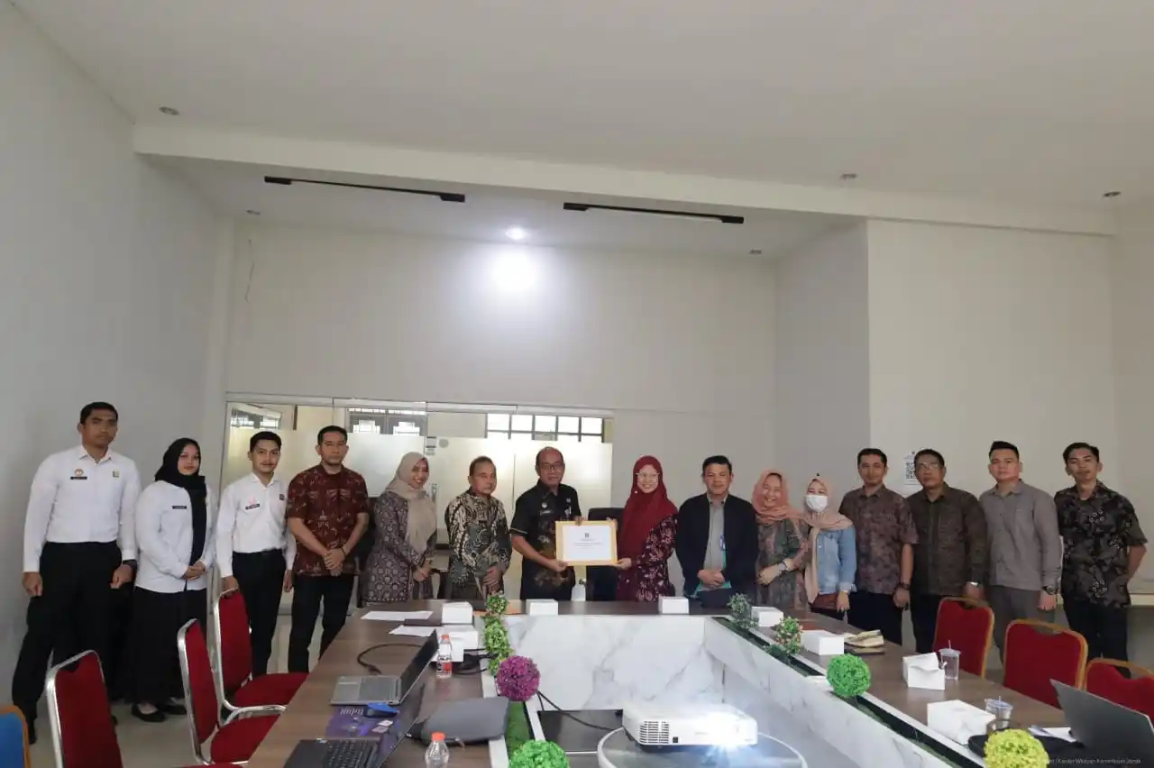 Penyerahan Surat Hasil Harmonisasi Ranperda RPJMD 2025–2029 dari Kanwil Kementerian Hukum Jambi kepada Bappeda Provinsi Jambi sebagai penutup kegiatan (Foto: Dok/MI)
