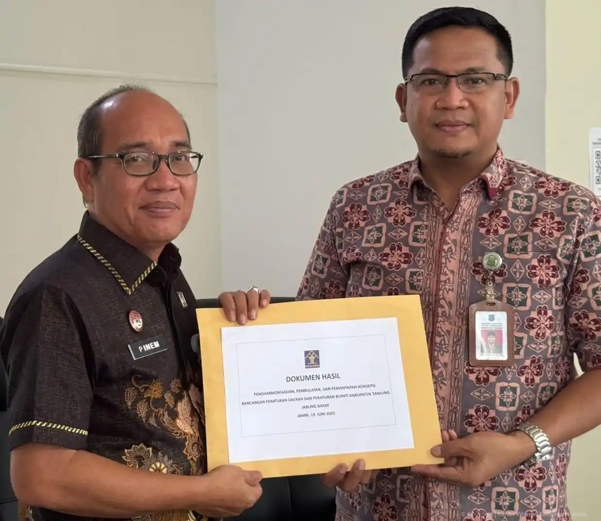 Penyerahan Surat Hasil Pengharmonisasian oleh Kanwil Kemenkum Jambi kepada Sekretaris Daerah Tanjung Jabung Barat (Foto: Dok/MI)