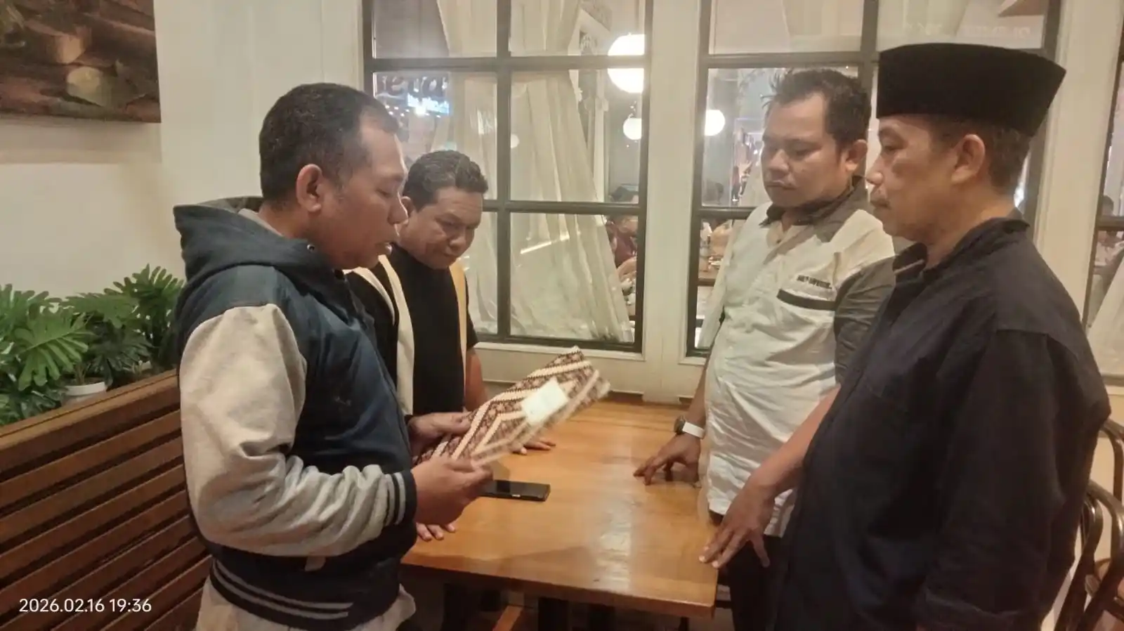 Yayasan Jalan Tengah Indonesia (Yasjati) Menyerahkan Surat Keputusan (SK) Kepada Ketua Korwil Jabar. (Dok MI)