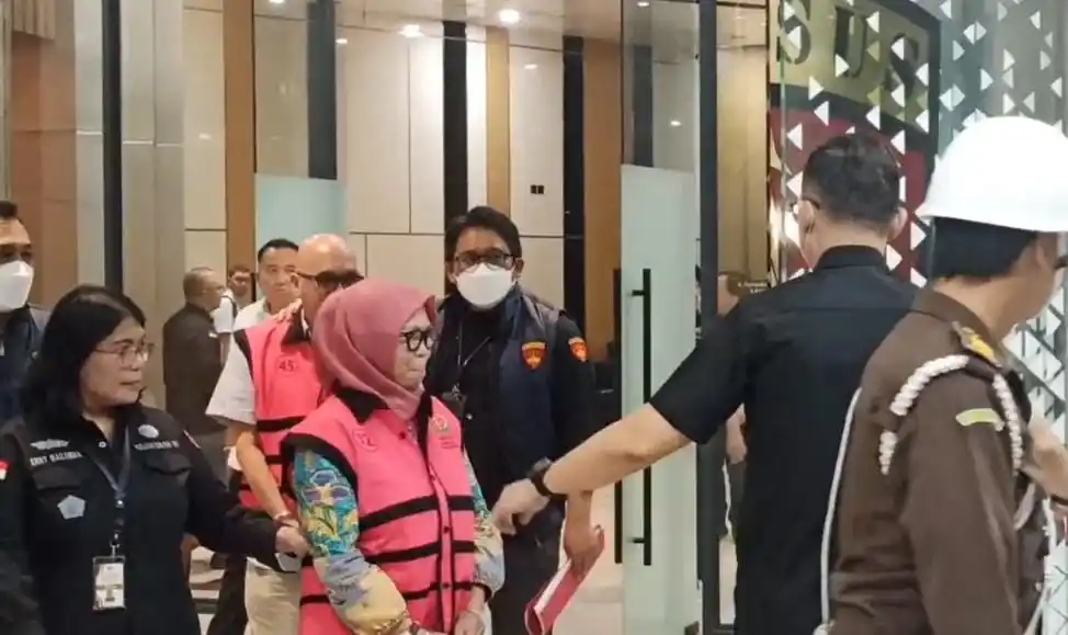 Para tersangka digiring masuk ke mobil tahanan Kejagung (Foto: Dok MI/Albani Wijaya)