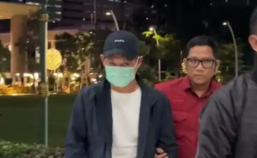 Tersangka ASB, Direktur Utama PT Kebun Tebu Mas (KTM), dalam kasus korupsi impor gula di Kementerian Perdagangan pada tahun 2015–2016 (topi hitam) (Foto: Dok MI)