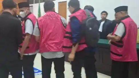 Kepala Desa Kohod Kecamatan Pakuhaji, Arsin, bersama tiga orang lainnya didakwa menerima gratifikasi pengurusan dokumen kepemilikan tanah di perairan Tangerang kurang lebih seluas 300 hektare. Ketiga terdakwa lainnya adalah Ujang Karta selaku Sekretaris Desa Kohod, Septian Prasetyo, dan Chandra Eka Agung Wahyudi.