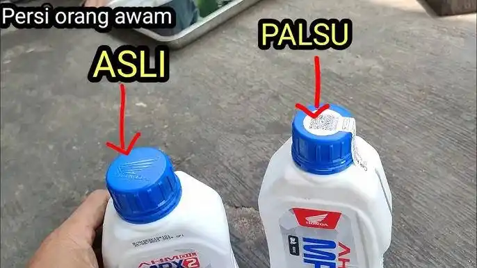 Perbedaan Oli Palsu dan Asli (Foto: Ist)