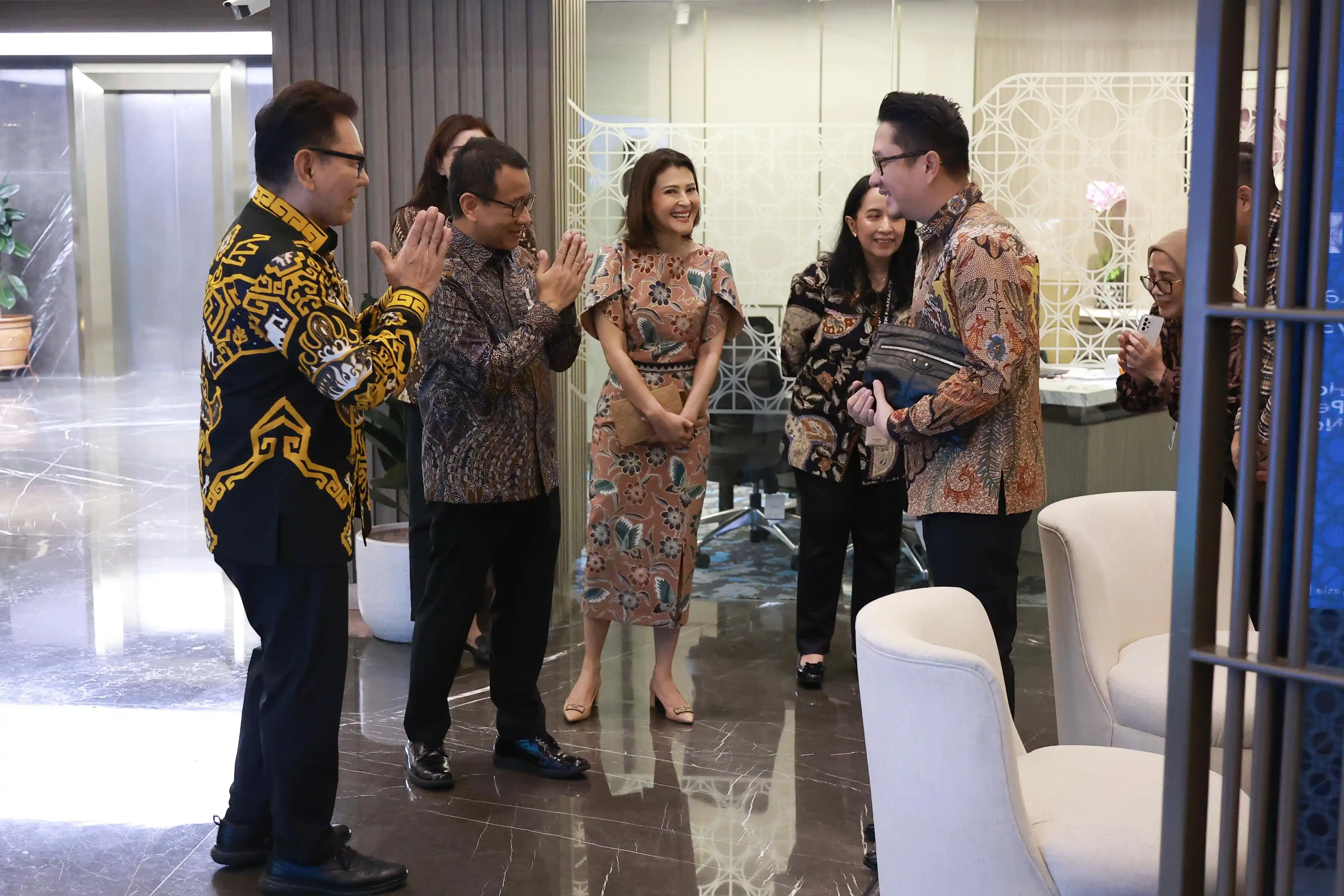 Komisaris Utama BNI Omar Sjawaldy Anwar bersama jajaran. (Foto: Dok MI/BNI)