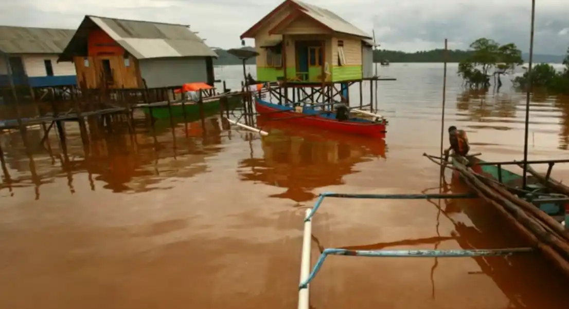 Rumah milik nelayan terlihat di desa tercemar di Kolaka, Kabupaten Sulawesi Tenggara, sebagai ilustrasi (Foto: Dok MI/Reuters)