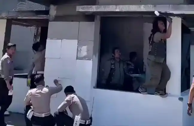 Personel Ditlantas Polda Jabar bersama Vespa Antique Club Indonesia saat melakukan kerja bakti aksi di pos polisi Dago Cikapayang, Kota Bandung pasca aksi unjuk rasa yang berakhir ricuh. (Foto: Tangkapan layar).