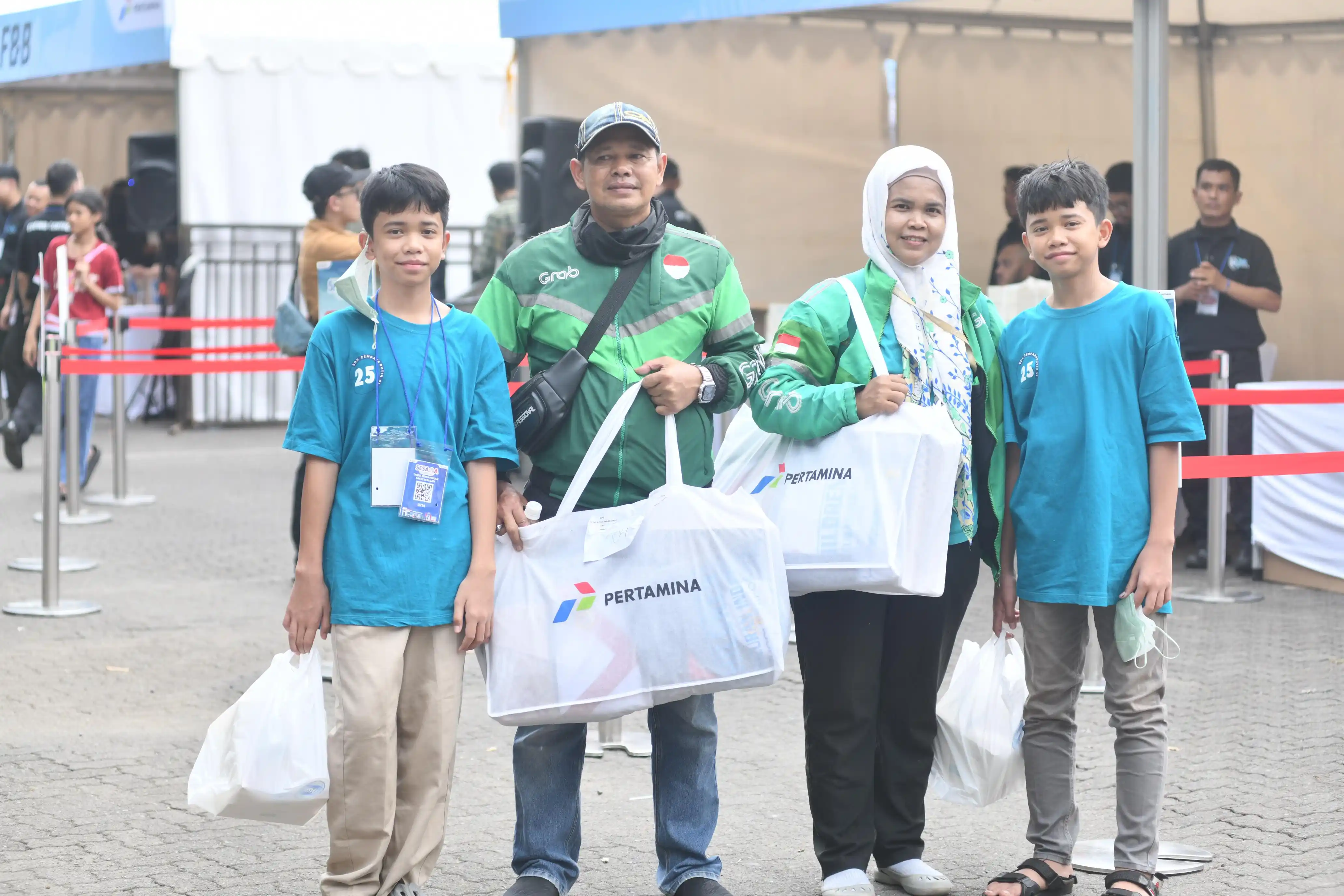 Pertamina Berdayakan Produk Lokal dalam Bantuan Perlengkapan Sekolah Anak Ojek [Foto: Doc. Pertamina]