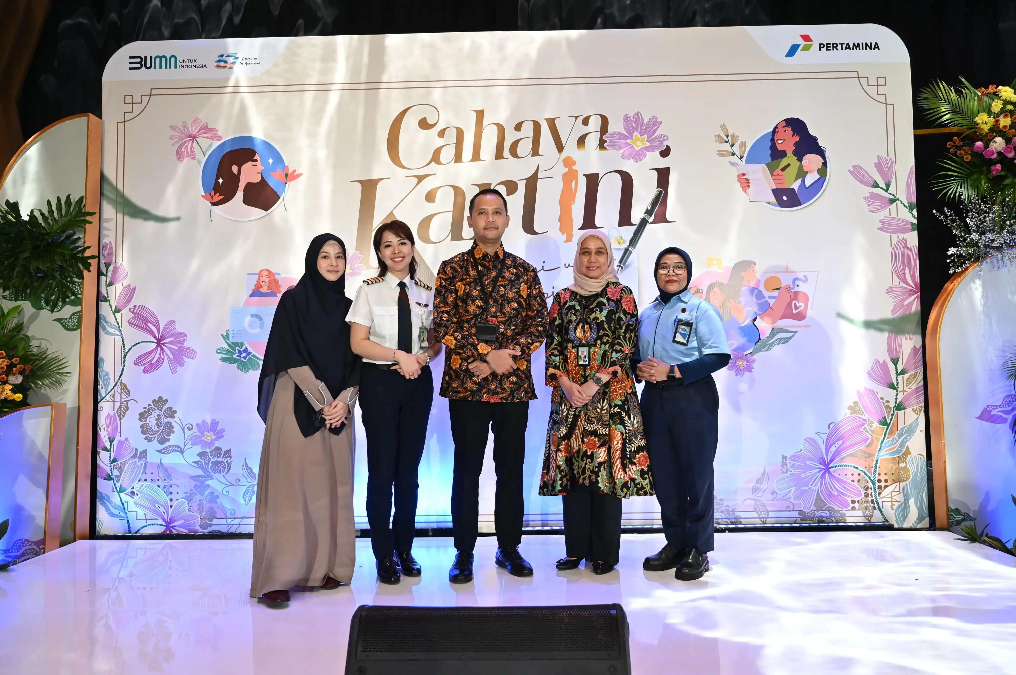 Vice President Corporate Communication PT Pertamina (Persero) Fadjar Djoko Santoso berfoto bersama dengan narasumber usai Talkshow "Cahaya Kartini" Energi Untuk Inspirasi yang merupakan kegiatan peringatan hari kartini dan diselenggarakan di Lobby Fastron, Gedung Grha Pertamina, Jakarta, Rabu (23/4/2025).[Foto: Doc. Pertamina]