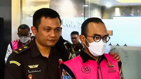 Riva Siahaan, Direktur Utama PT Pertamina Patra Niaga mengenakan rompi tahanan Kejagung (Foto: Dok MI/Aswan)