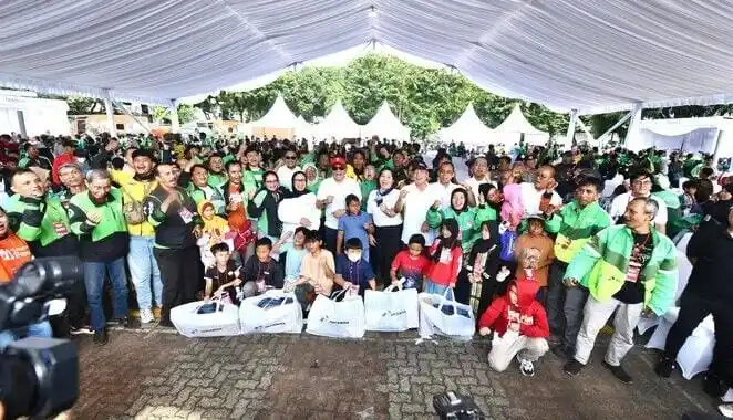 Pertamina Salurkan 1.000 Seragam dan Peralatan Sekolah untuk Anak Pengemudi Ojek (Foto: Pertamina)