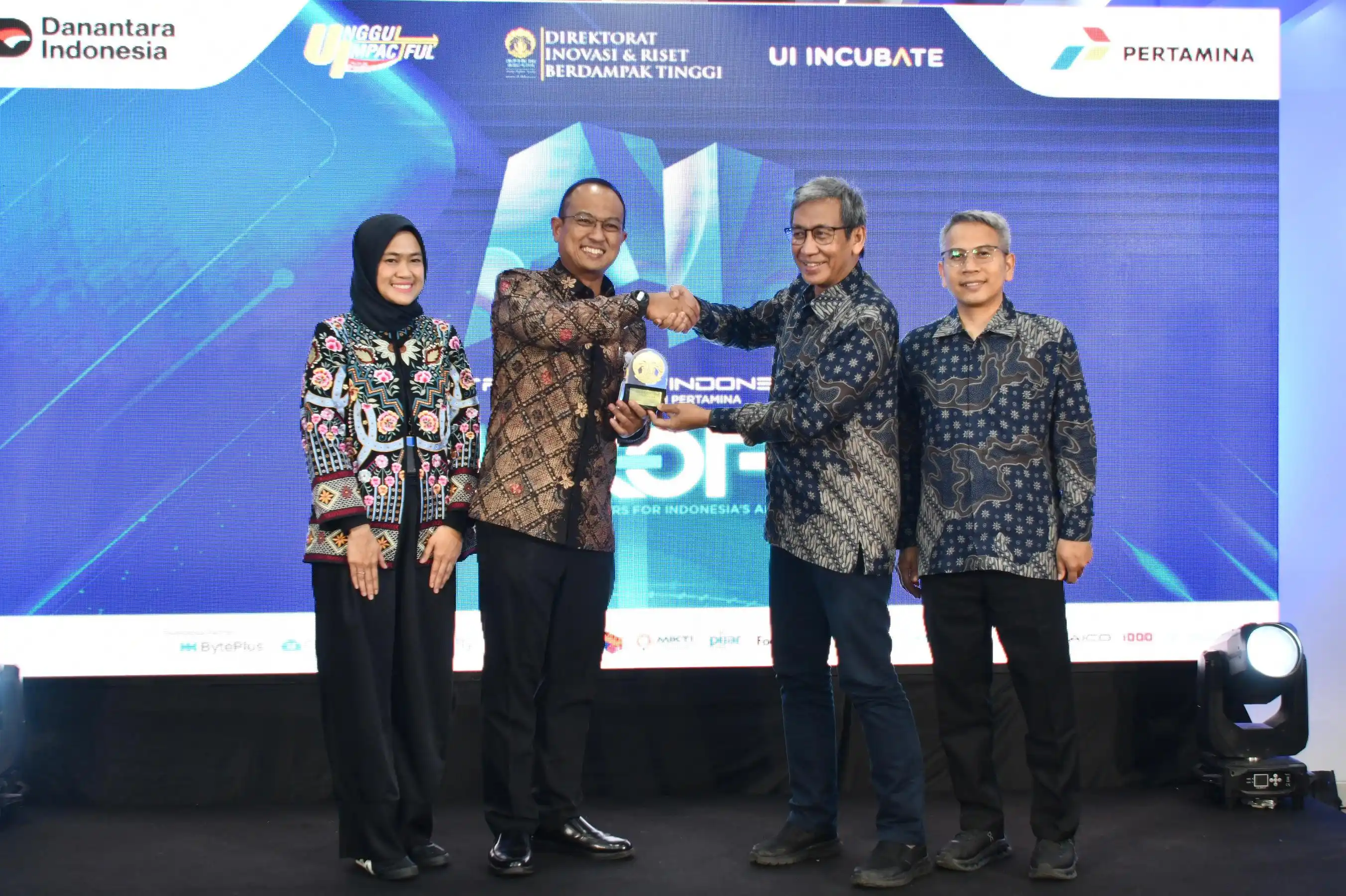 PT Pertamina (Persero) bersama Direktorat Inovasi dan Riset Berdampak Tinggi Universitas Indonesia (UI), menandatangani kerja sama strategis untuk meluncurkan AI Talent Hub Indonesia di gedung UI Depok, pada Selasa (12/8/2025). [Foto: Doc. Pertamina]