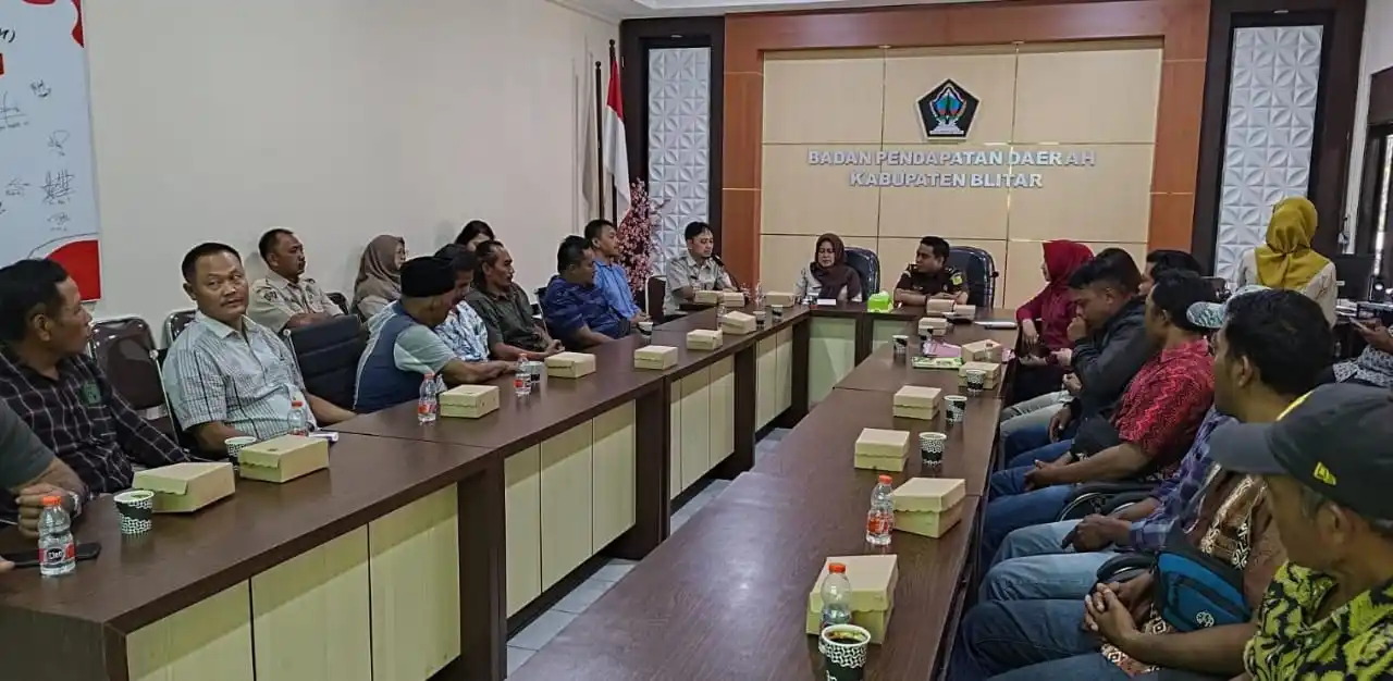 Suasana saat kegiatan pertemuan dengan tujuh perwakilan paguyuban penambang pasir dari wilayah Nglegok, Garum, dan Gandusari di Kantor Bapenda Kabupaten Blitar (Foto: Dok/Bapenda)