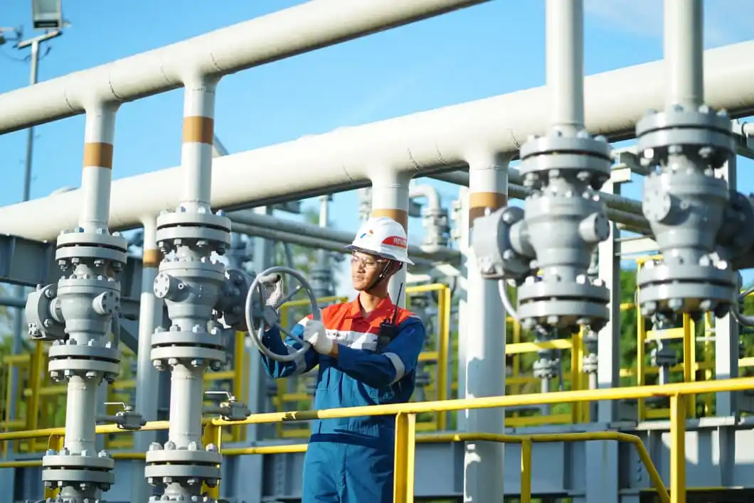Perwira Pertamina memeriksa kran gas terproduksi di Stasiun Pengumpul Gas [Foto: Doc. Pertamina]