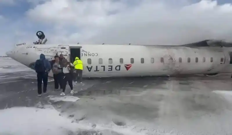 Pesawat Delta Air Lines Terbalik saat Mendarat di Bandara Internasional Toronto Pearson, Kanada, pada Senin (17/2/2025) (Foto: Repro)