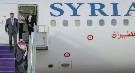 Pesawat yang membawa Presiden Suriah Bashar Al Assad dilaporkan hilang secara misterius dari radar tak lama setelah lepas landas dari ibu kota Damaskus, Minggu (8/12).