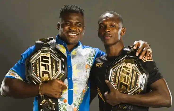 Petarung UFC Israel Adesanya bersama petarung PFL Francis Ngannou berpoto bareng