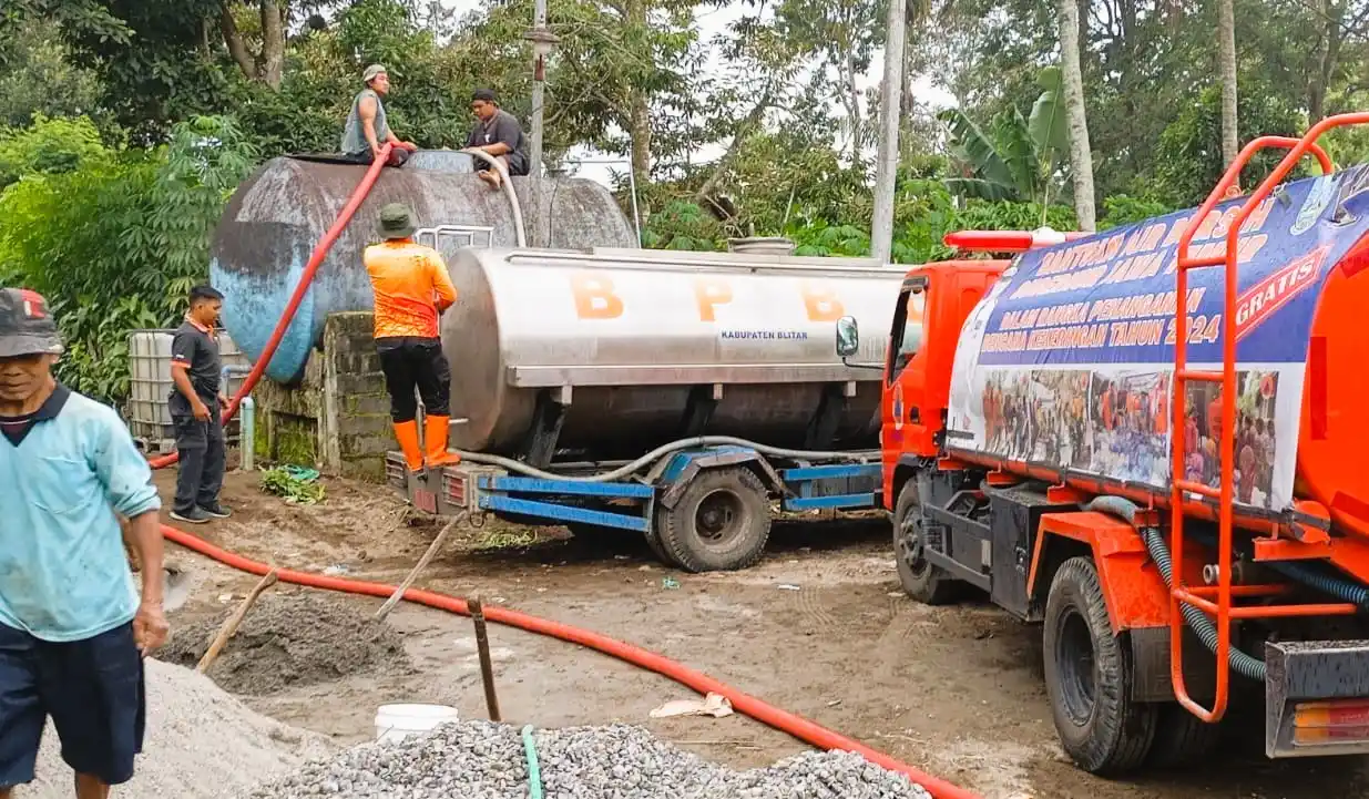 Petugas BPBD Kabupaten Blitar saat menyalurkan air bersih di Kampung Baru, Desa Karangrejo, Kecamatan Garum. (Foto: Dok BPBD)
