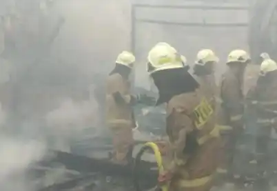 Petugas kebakaran (Foto: Tangkap Layar)