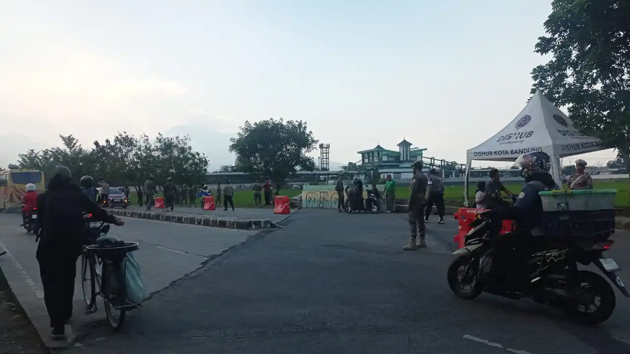Petugas gabungan saat melakukan pemeriksaan terhadap warga yang akan memasuki Stadion GBLA, Kota Bandung, Jawa Barat, pada Sabtu (2/8/2025) sore. (Foto: MI/Sugiyanto).