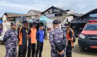 Petugas gabungan hendak melakukan pencarian korban tenggelam di pesisir pantai Bagedur Lebak, Banten (Foto: Tangkap Layar)